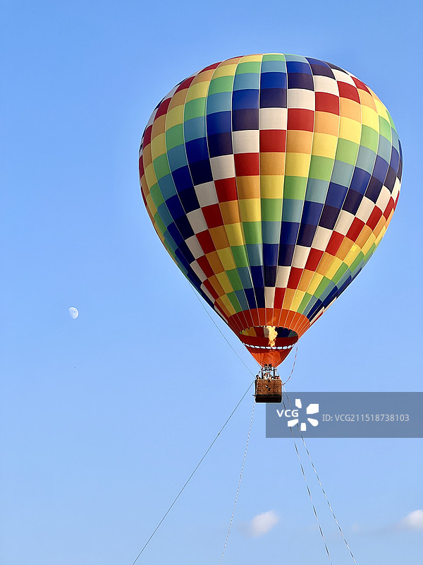 蓝天下热气球的低角度视图图片素材