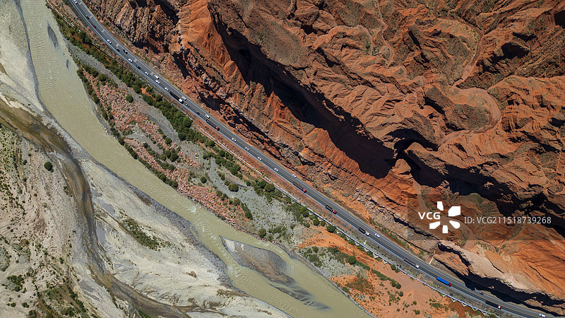 穿过红山的公路图片素材