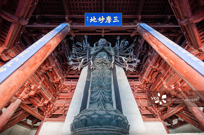 河北石家庄正定隆兴寺 铜铸千手千眼观音菩萨像图片素材
