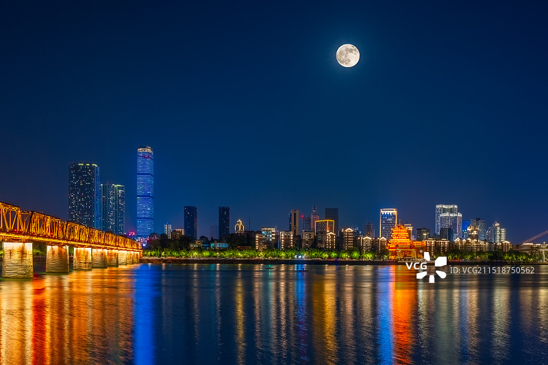 广西柳州中秋节城市月圆满月夜景风光图片素材