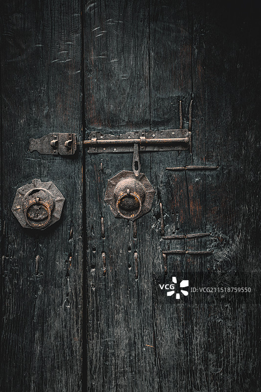 经过岁月洗礼的斑驳中式老木门图片素材