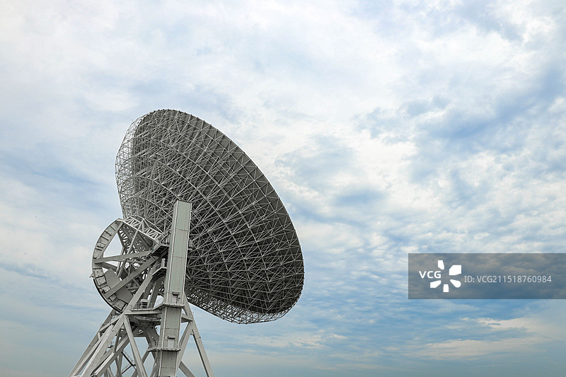 卫星天线对天空的低角度视图图片素材