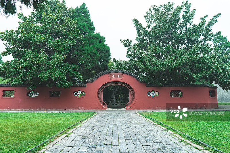 中国山东泰安著名景点泰山旅行旅游目的地风景区，泰山第一行宫岱庙，随墙门和红色的墙壁，户外白昼无人图像图片素材
