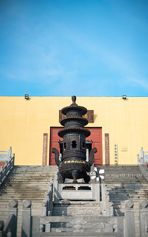 中国国内著名景点拍摄主题，山东泰安泰山著名景点白马禅寺的宫殿前的巨大香炉，户外白昼无人图像摄影图片素材