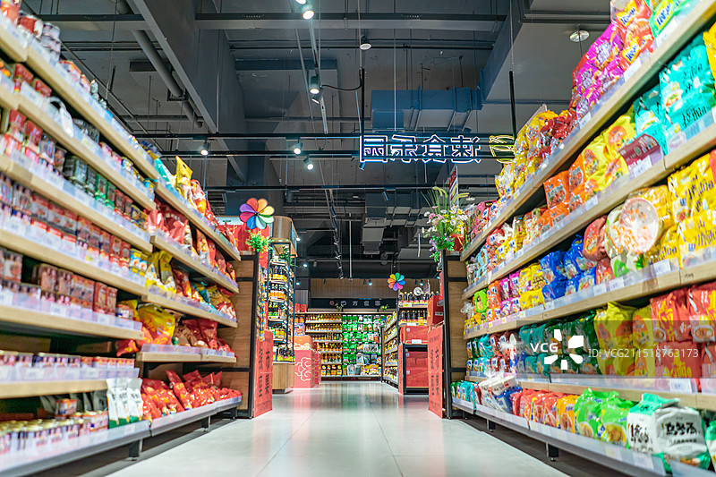 中国生活用品拍摄主题，超级市场里零售销售的各种各样的零食小吃，室内无人图像摄影图片素材