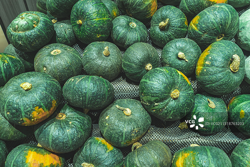 中国餐饮行业饮食产业，传统经典食品，美食拍摄主题，一堆巨大的北瓜冬瓜南瓜，室内无人图像图片素材