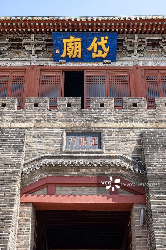 中国非都市风光拍摄主题，山东省泰安市国内著名景点岱庙行宫，高大的城楼特写，户外白昼无人图像摄影图片素材