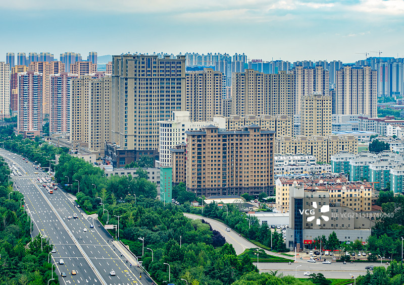 中国城市市风光拍摄主题，现代城市高架桥马路公路市区路和拥挤的城市居住区，户外白昼无人图像摄影图片素材