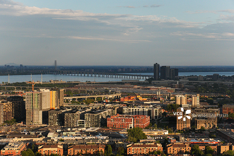 夕阳下的加拿大蒙特利尔圣劳伦斯河畔图片素材