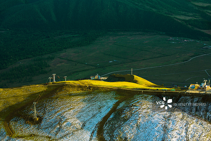 中国新疆阿勒泰地区布尔津县禾木景区云霄峰山顶周围风光图片素材