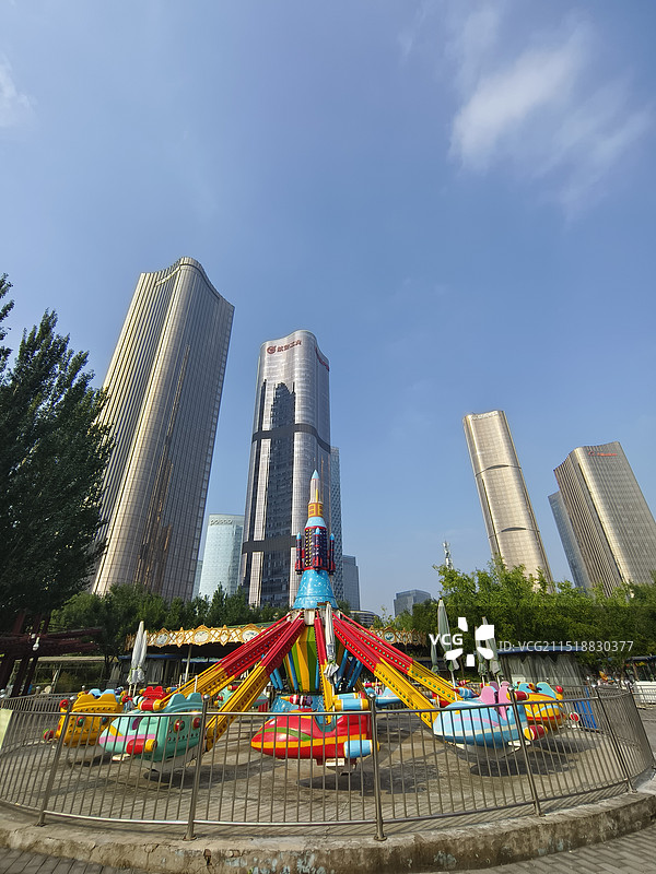大望京公园以cbd摩天大楼为背景的儿童游乐园图片素材