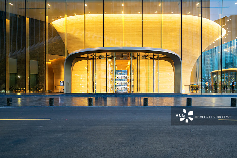 夜晚金融中心公路和办公大楼图片素材