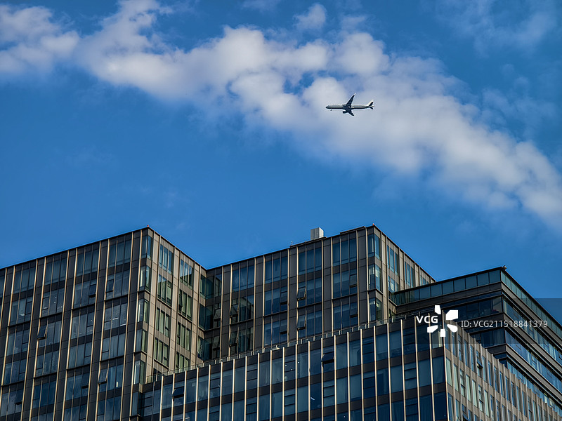 飞机在蓝天下飞行的低角度视图图片素材