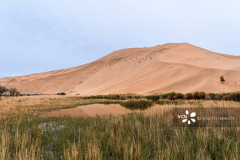 中国西部内蒙古阿拉善右旗巴丹吉林沙漠巴丹湖图片素材