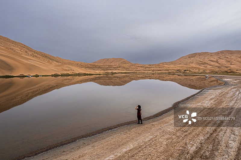 中国西部内蒙古阿拉善右旗巴丹吉林沙漠巴丹湖图片素材
