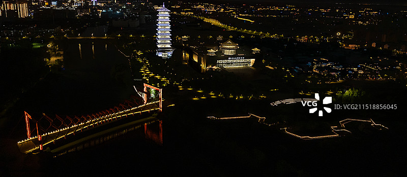 航拍中秋节夜晚的扬州三湾湿地公园大运塔、中国大运河博物馆、古运河夜景图片素材