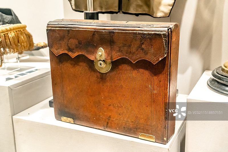 1834年英国军用木皮包；海战博物馆藏图片素材
