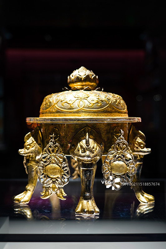 法门寺博物馆的鎏金卧龟莲花纹银熏炉图片素材