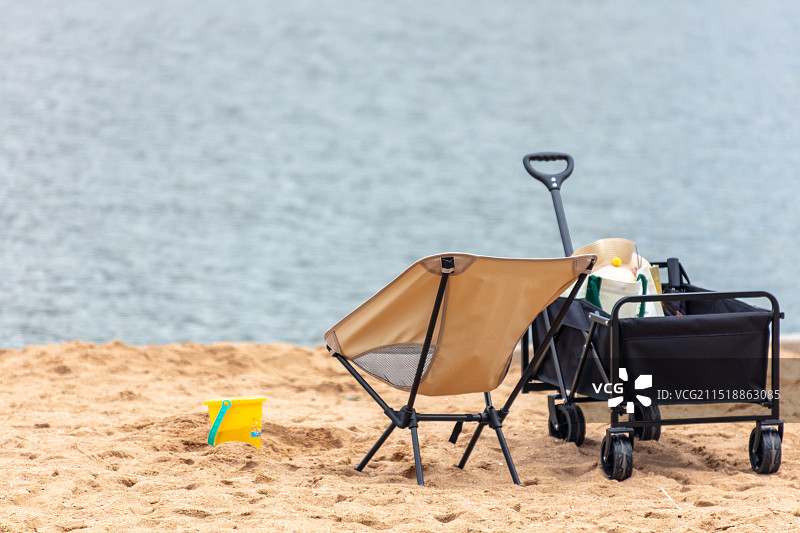 海滩上的空椅子沙桶和推车图片素材