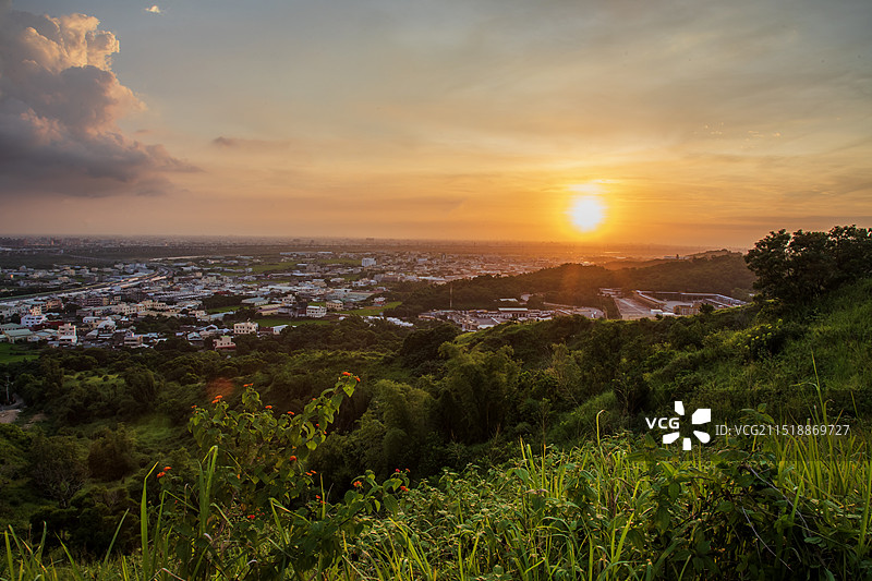 俯瞰夕阳下的城市，台湾台中图片素材