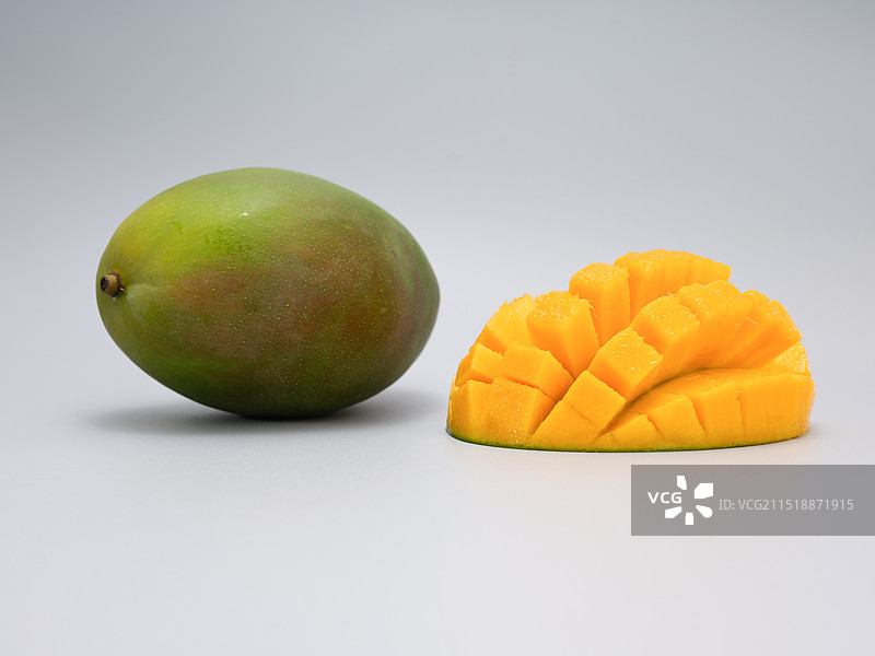 灰白色背景下芒果的特写镜头图片素材