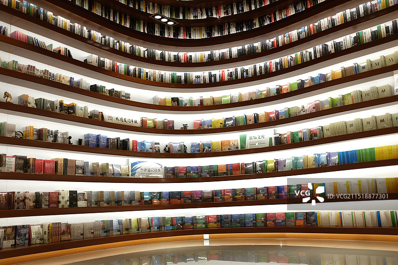 图书馆书架上的图书图片素材