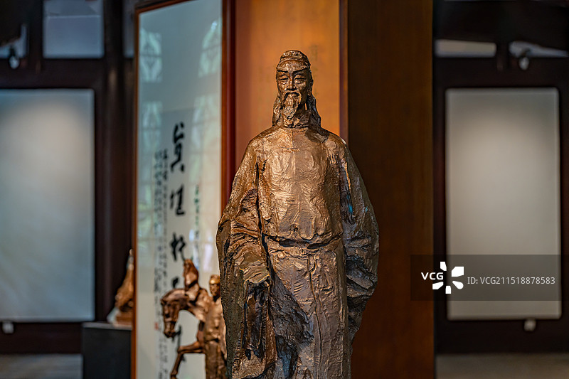 成都杜甫草堂杜甫铜雕像图片素材