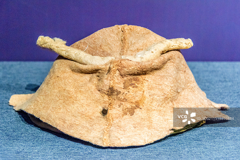 中国新疆乌鲁木齐自治区博物馆馆藏且末县扎滚鲁克墓地出土距今约3000-2200年毡帽图片素材