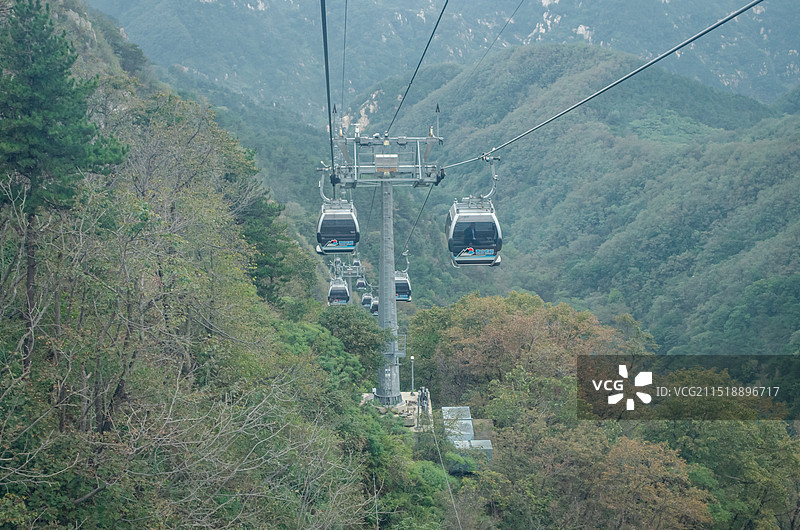 中国非都市风光拍摄主题，山东省泰安市国内著名景点泰山风景区，南天门索道，户外白昼无人图像摄影图片素材