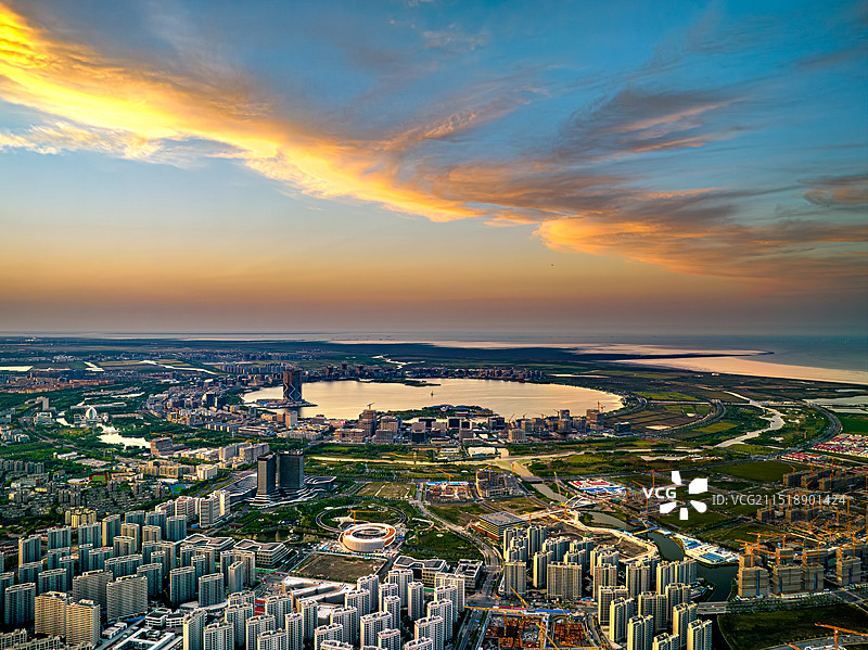 晚霞照耀海滨城市 上海浦东临港新城 滴水湖 顶尖科学家社区 临港中心 莫比乌斯公园图片素材