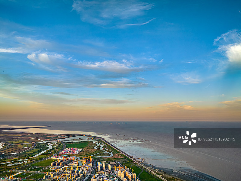 黄昏时陆地、海洋与天空的分界线 南汇嘴观海公园 上海浦东临港新城海滩 天空之境图片素材