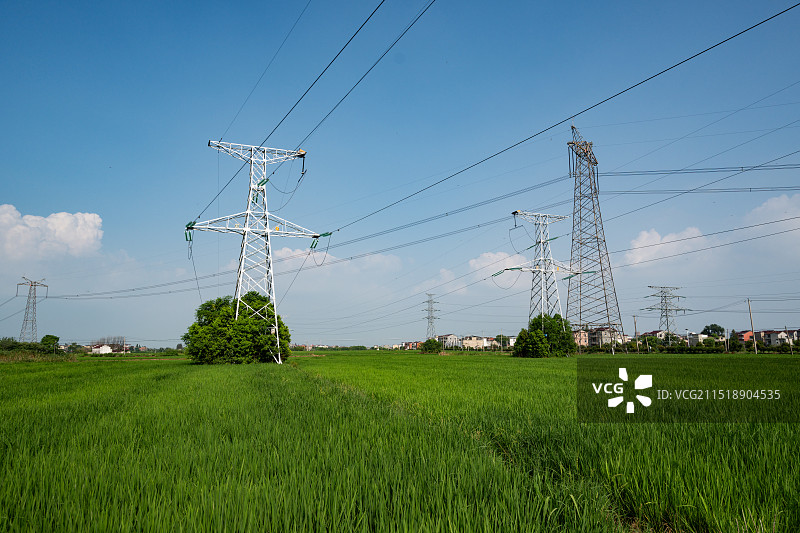 绿衣下的工业图片素材