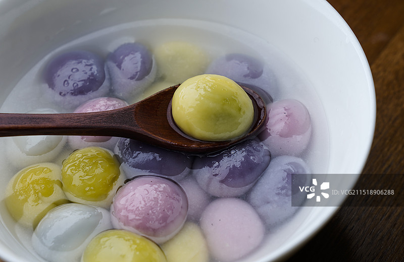 好吃美味的彩色汤圆图片素材