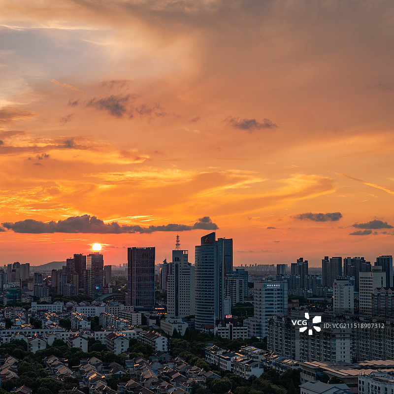 夕阳下的城市图片素材