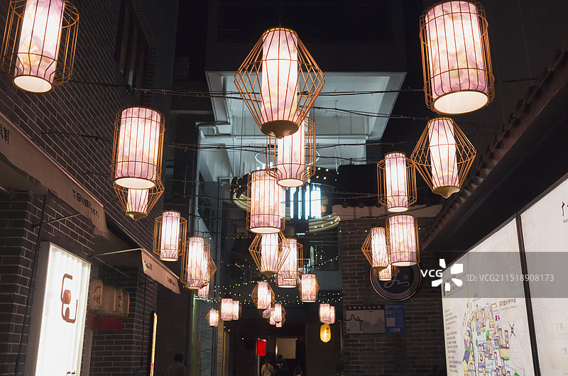 中夜逛永庆坊中秋灯会非常热闹，各种造型的花灯令人眼花缭乱，2024年9月17日农历八月十五中秋假期。图片素材