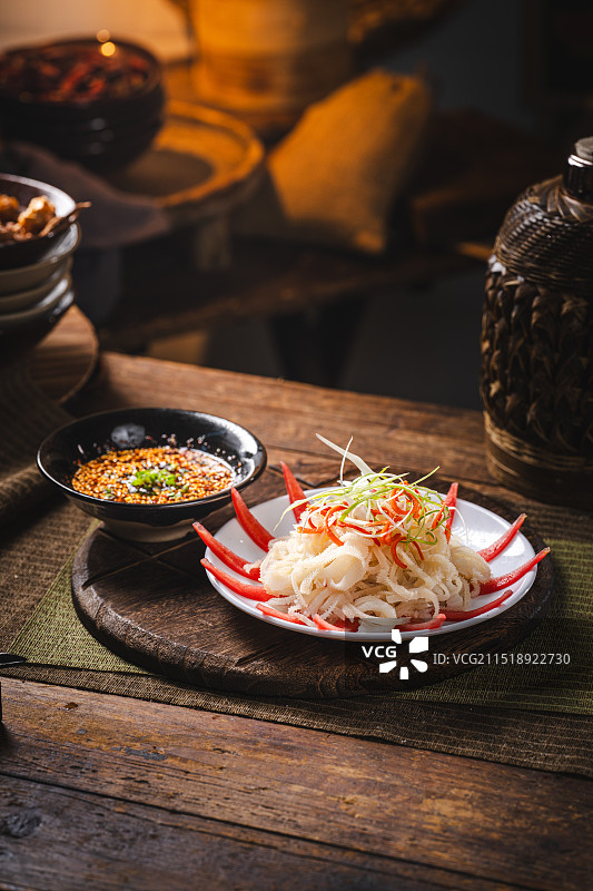木桌怀旧复古传统蘸水凉拌毛肚丝图片素材