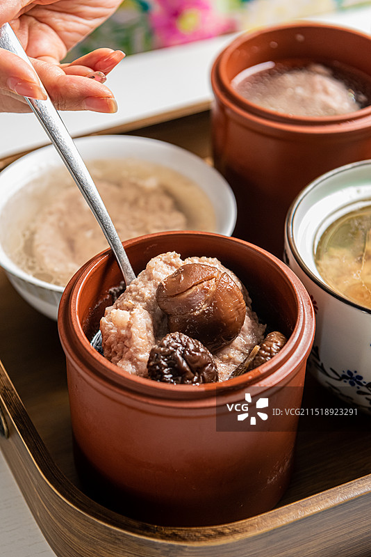 江西瓦罐汤南昌小吃香菇肉饼汤图片素材