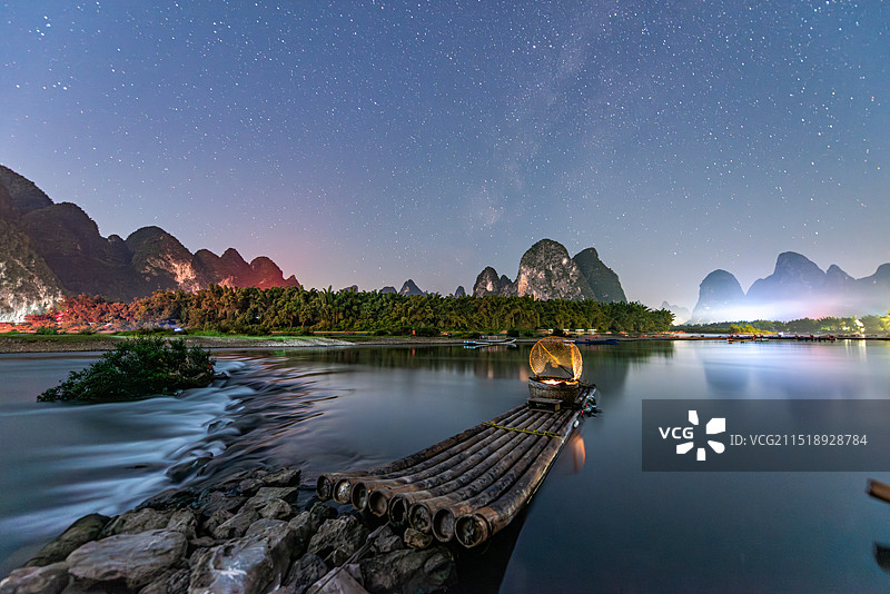 广西桂林阳朔县兴坪古镇漓江20元人民币背景银河星空及竹筏夜景图片素材