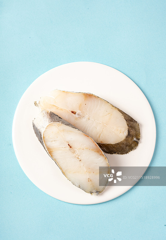 白色盘子上的新鲜鳕鱼片图片素材