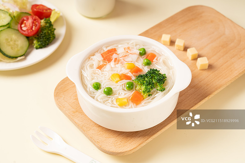 碗里的婴儿辅食面条图片素材