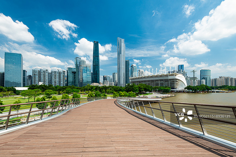 广州海心桥木板路与珠江新城建筑风景图片素材