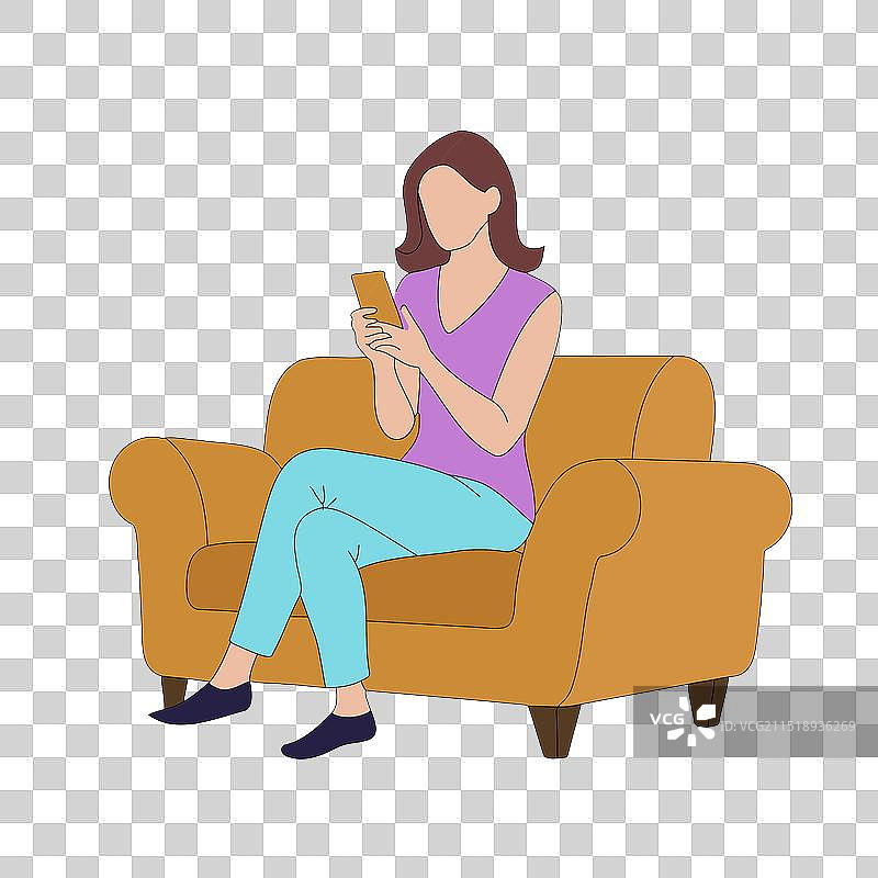 女人坐在沙发上看手机图片素材