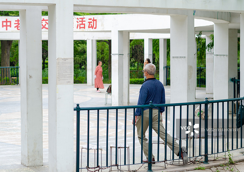 青岛中山公园中老年交谊舞活动中心的老人在练舞图片素材