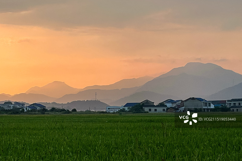 湖南长沙早晨暮霭中的九龙山图片素材