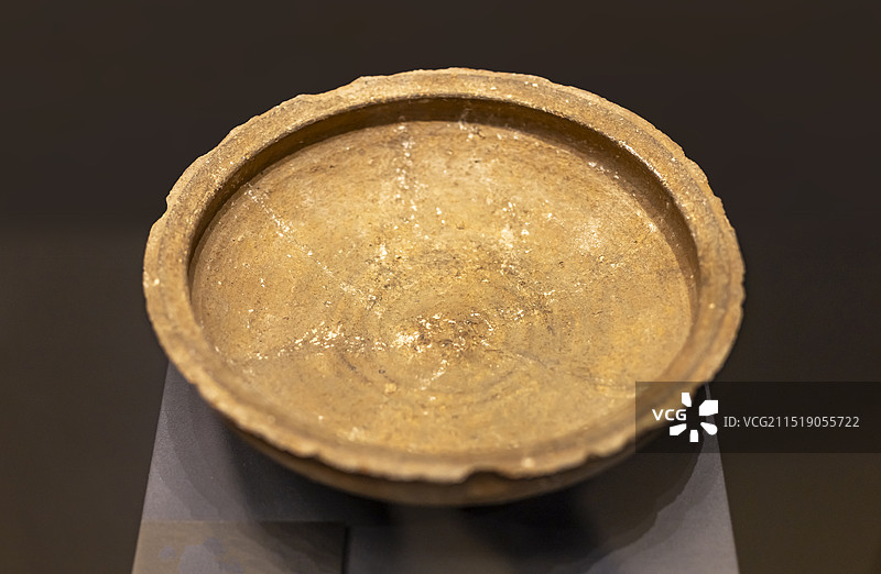 陶三足盘 汉（公元前202-公元220年） 武夷山城村汉城遗址 福建博物院图片素材