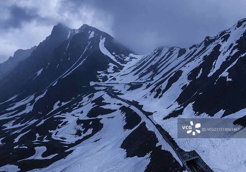 独库公路哈希勒根达坂的明洞隧道，六月天大雪纷飞图片素材
