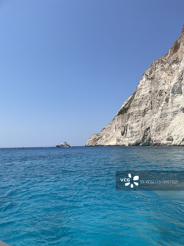 希腊小岛扎金索斯的海景 沉船湾 海天一色 岩石 岛屿 丰盛的蓝色 度假背景图片素材