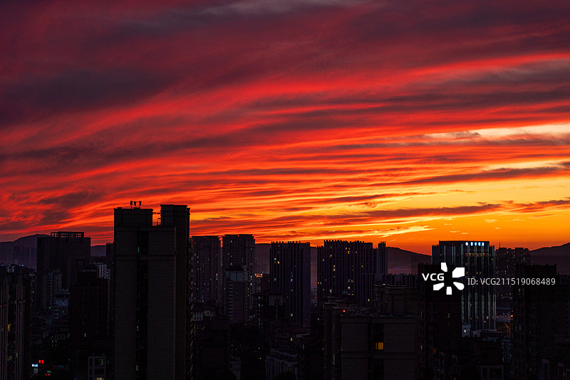 好看的城市日落火烧云图片素材