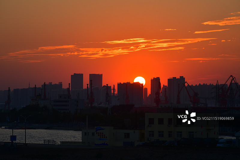 秦皇岛港口的日落晚霞图片素材