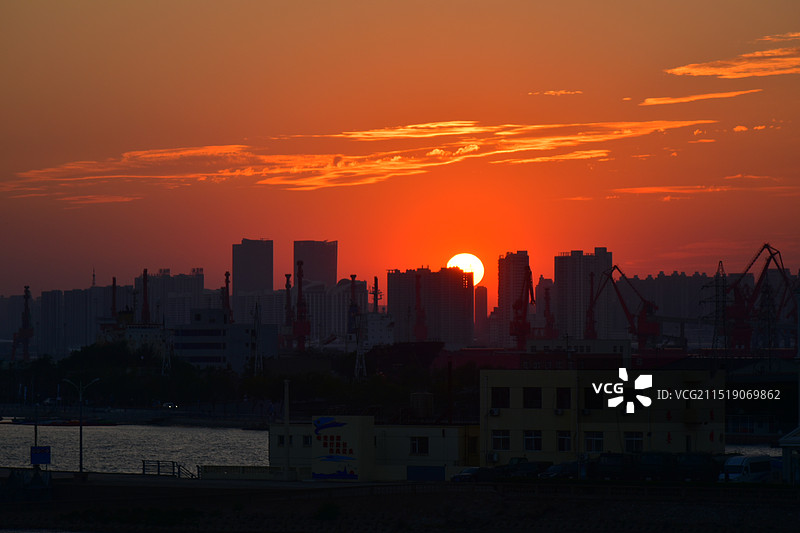 秦皇岛港口的日落晚霞图片素材
